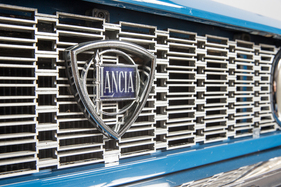 Lancia Beta HPE 1600 (1976) - klassischer Lancia-Schriftzug im Kühlergrill (1976)