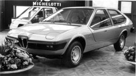 Lancia Beta Mizar Michelotti - mit vier Flügeltüren, im Hintergrund ist der "Lem" zu sehen - am Genfer Automobilsalon 1974