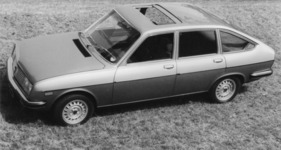 Lancia Beta Sedan 2000 ES (1976) – rechtsgelenktes Spitzenmodell für den englischen Markt mit Stahlschiebedach und elektrischen Fensterhebern (1976)