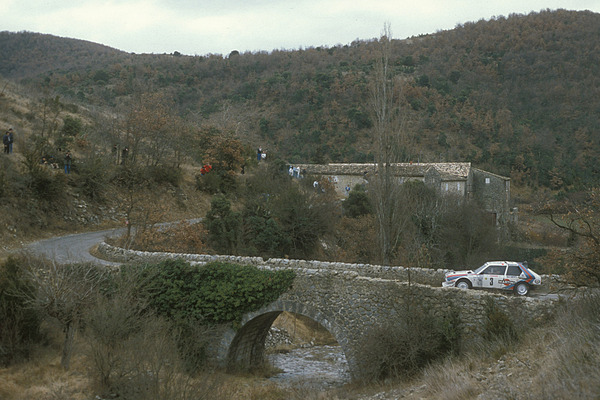 Lancia Delta - Ein Lancia rast durch die Landschaft der Rallye Monte Carlo 1986