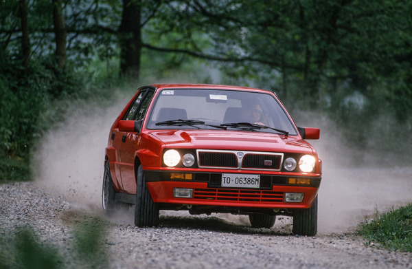 Lancia Delta HF Integrale 16V (1989) - dank mehr Kraft auf der Hinterachse, erlaubte der Integrale schöne Drifts