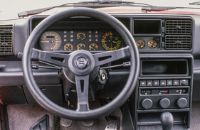 Lancia Delta HF Integrale 16V (1989) - gegenüber den Vorgängern kaum verändertes Cockpit