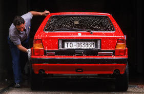 Lancia Delta HF Integrale 16V (1989) - nach der Fahrt über Schotter- und Dreckpisten muss er natürlich wieder gereinigt werden