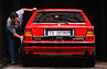 Lancia Delta HF Integrale 16V (1989) - nach der Fahrt über Schotter- und Dreckpisten muss er natürlich wieder gereinigt werden (© Daniel Reinhard, 1989) Lancia Delta HF Integrale 16V (1989) - nach der Fahrt über Schotter- und Dreckpisten muss er natürlich wieder gereinigt werden (© Daniel Reinhard, 1989)
