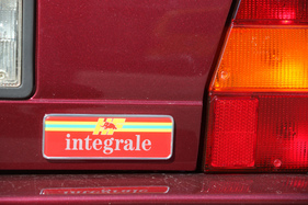 Lancia Delta HF Integrale 8V (1991) - ein Elefäntchen auf dem HF-Integrale-Zeichen am Heck