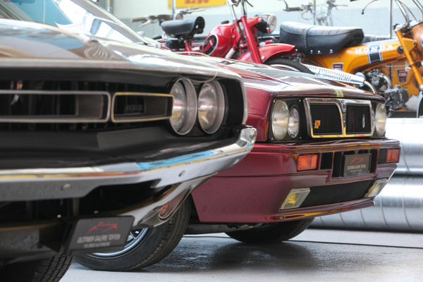 Lancia Delta Integrale neben Dodge Challenger - Versteigerung der Oldtimer Galerie in Toffen am 26. März 2022