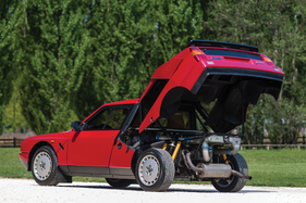 Lancia Delta S4 Stradale (1985) - obschon das ganze Heck hochgeklappt werden kann, ist die Zugänglichkeit zur Mechanik nicht optimal