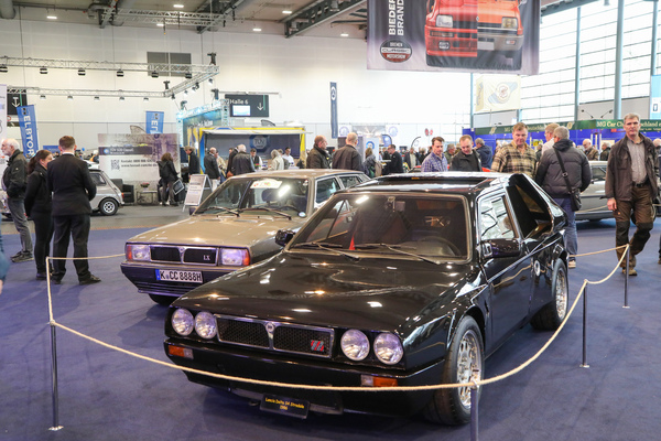 Lancia Delta S4 Stradale (1986) - neben Delta LX - Sonderschau "Biedermann und Brandstifter"- Bremen Classic Motorshow 2023