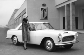 Lancia Flaminia Coupé Pininfarina (1959) - Präsentation vor dem Werk von Pininfarina