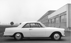 Lancia Flaminia Coupé Pininfarina (1959) - Silhouettenansicht vor dem Pininfarina-Werk