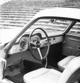 Lancia Flaminia Sport (1962) - Interieur - auffallend die grossen zentralen Rundinstrumente und die Gummimatten am Boden