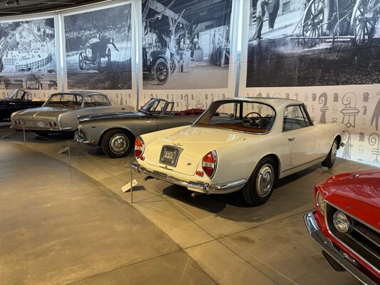 Bild: Lancia Flaminia als Coupé und als Cabriolet - Pantheon Sonderschau "Cabriolet oder Coupé?" 2025