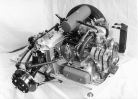 Lancia Flavia 1.8 Iniezione (1965) – Präsentationsmodell des Einspritzmotors samt Fahrschemel