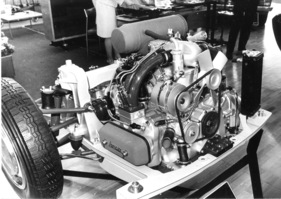 Lancia Flavia 1.8 Iniezione (1966) - Benzineinspritzung ins Ansaugrohr bietet sich aber für hohe Ansprüche an und arbeitet sparsamer und mit weniger Giftgasproduktion - Genfer Autosalon 1966