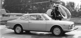 Lancia Flavia Coupé 1.8 (1967) – auf einem anderen Pressefoto startet der Hubschrauber gerade