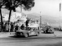 Lancia Flavia Coupé (1963) – Frescobaldi fährt mit seiner schnellen Flavia vor dem Saab von Pat Moss-Carlsson an der Schlussprüfung der Rallye Monte-Carlo 1964