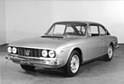 Lancia Flavia Coupé 2000 (1969) – zeitgenössische Studioaufnahme mit Dame