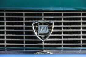 Lancia Flavia Coupé 2000 (1970) – Aufwendiges Wappen mit der namensgebenden Lanze