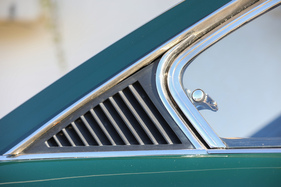 Lancia Flavia Coupé 2000 (1970) – Bei geschlossenem Ausstellfenster entweicht die Innenraumluft durch das Gitter dahinter