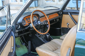 Lancia Flavia Coupé 2000 (1970) – Edles, vierfarbiges Interieur. Der auf die Karosserifarbe statt auf die Sitze abgestimmte Teppich ist tatsächlich original