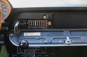 Lancia Flavia Coupé 2000 (1970) – Gut zugänglicher Sicherungskasten im Handschuhfach