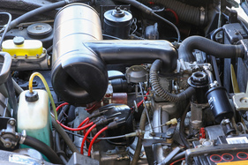 Lancia Flavia Coupé 2000 (1970) – Irgendwo unter Luftfilter, Vergaser, Verteiler und Kühlwasserschlauch versteckt sich der Vierzylinder-Boxer