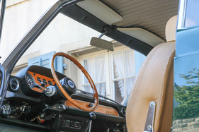 Lancia Flavia Coupé 2000 (1970) – Kunstleder mit Längspfeifen: was bei Mercedes-Benz auf die Sitze kam, war bei Lancia gerade gut genug für den Dachhimmel