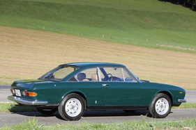 Lancia Flavia Coupé 2000 (1970) – Mit dem abgeschrägten Heck und den torpedoförmigen Leuchten erinnert das Coupé von hinten an den Ferrari 330 GT 2+2