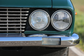 Lancia Flavia Coupé 2000 (1970) – Obligatorische Doppelscheinwerfer. In den Stossfänger eingelassen die "Blinkleuchte hinter schlagfestem Sicherheitsglas"