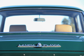 Lancia Flavia Coupé 2000 (1970) – Sehr aufwendiger, einteiliger Schriftzug mit integriertem Griff und Schloss des Kofferraums