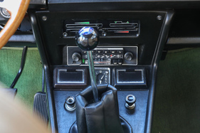 Lancia Flavia Coupé 2000 (1970) – Symmetrie: der Zigarrenanzünder findet sein Pendant im Schalter für die heizbare Heckscheibe