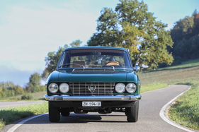 Lancia Flavia Coupé 2000 (1970) – ein freundliches Gesicht und stark positiver Radsturz wie bei einem Vorkriegs-Bugatti