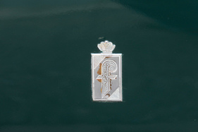 Lancia Flavia Coupé 2000 (1970) – im Laufe der Jahrzehnte hat sich die Emaille vom Pininfarina-Wappen auf dem Seitenteil fast vollständig gelöst