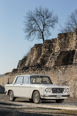 Lancia Fulvia 2C (1967) - die kompakte Limousine vor römischem Gemäuer