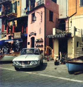 Lancia Fulvia Coupé (1967) - in typisch italienischer Inszenierierung - seltenes Farbbild