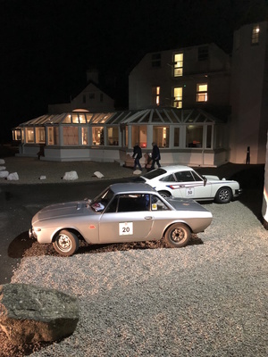 Lancia Fulvia und Porsche 911 bereit für die Etappe - Rallye Le Jog 2017