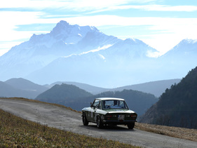 Bild Lancia Fulvia von 1976 vor dem Traumpanorama der französischen Alpen - an der AvD-Histo-Monte 2011