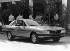 Lancia Gamma Coupé (1977) - auch beim Vorfahren vor dem teuren Restaurants gut angezogen