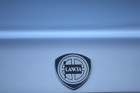 Lancia Gamma Coupé 2500 I.E. (1982) - Lancia-Markenemblem auf dem Heckdeckel (1982)