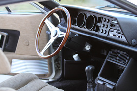 Lancia Gamma Coupé 2500 I.E. (1982) - das Interieurdesign atmet den Geist der Siebzigerjahre (1982)