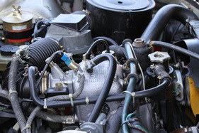 Lancia Gamma Coupé 2500 I.E. (1982) - der Boxermotor liegt tief und vor der Vorderachse