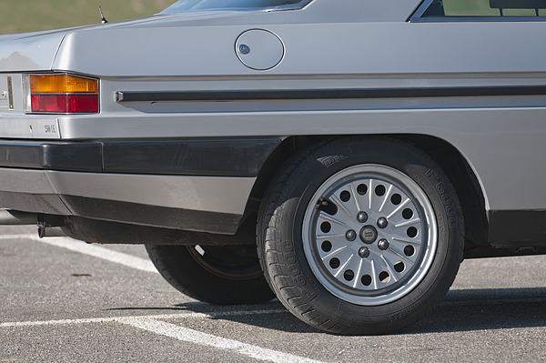 Lancia Gamma Coupé 2500 I.E. (1982) - der Radlauf geht in die Stossstange über