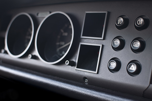 Lancia Gamma Coupé 2500 I.E. (1982) - nichts dem Zufall überlassen - Rund- und Viereckinstrumente, runde Bedienungsknöpfe