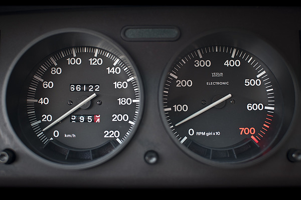 Lancia Gamma Coupé 2500 I.E. (1982) - unorthodoxe Beschriftung des Tourenzählers