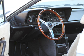 Lancia Gamma Coupé 2500 I.E. (1982) - viel Kunststoff im Innern -Lenkrad ist nicht Serienausstattung (1982)