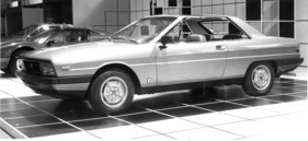 Lancia Gamma Spider Pininfarina (1976) - die Dachhälften lassen sich hälftig entfernen, gesehen am Genfer Autosalon 1976 - Genfer Autosalon 1976