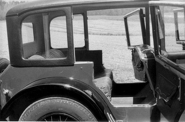 Lancia Lambda Serie 8A (1928) - Grosszügiger Beinraum - es fehlen die Aussentürgriffe hinten, um auf den Trittbrettern einfacher Koffer befestigen zu können