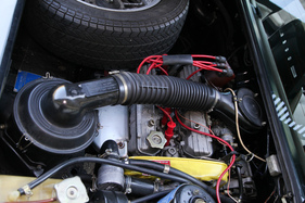 Lancia Montecarlo (1980) - der quer eingebaute Vierzylindermotor und das Reserverad teilen sich den Platz hinten