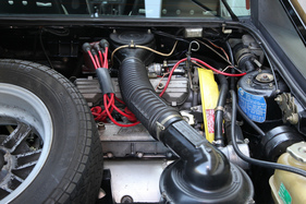 Lancia Montecarlo (1980) - vergaser-bestückter Vierzylinder mit zwei obenliegenden Nockenwelllen