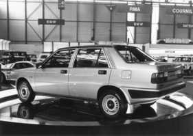 Lancia Prisma (1983) - aus dem Delta herausentwickelt, mit praktischem, aber nicht unbedingt formschönem Heckansatz - am Genfer Automobilsalon von 1983